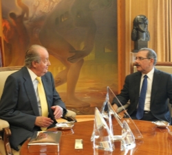 Su Majestad el Rey durante el encuentro con el presidente dominicano